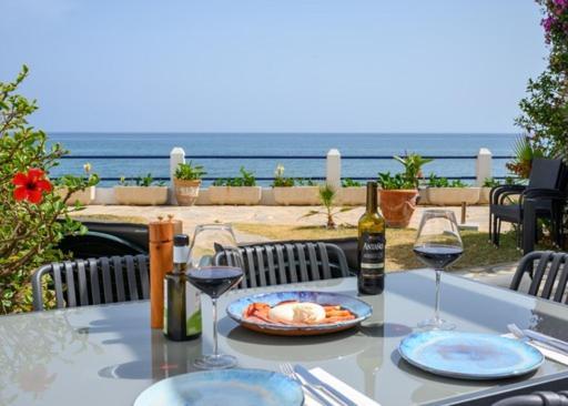 Newly Renovated 2 Bedroom Beachfront House Sitio de Calahonda Luaran gambar