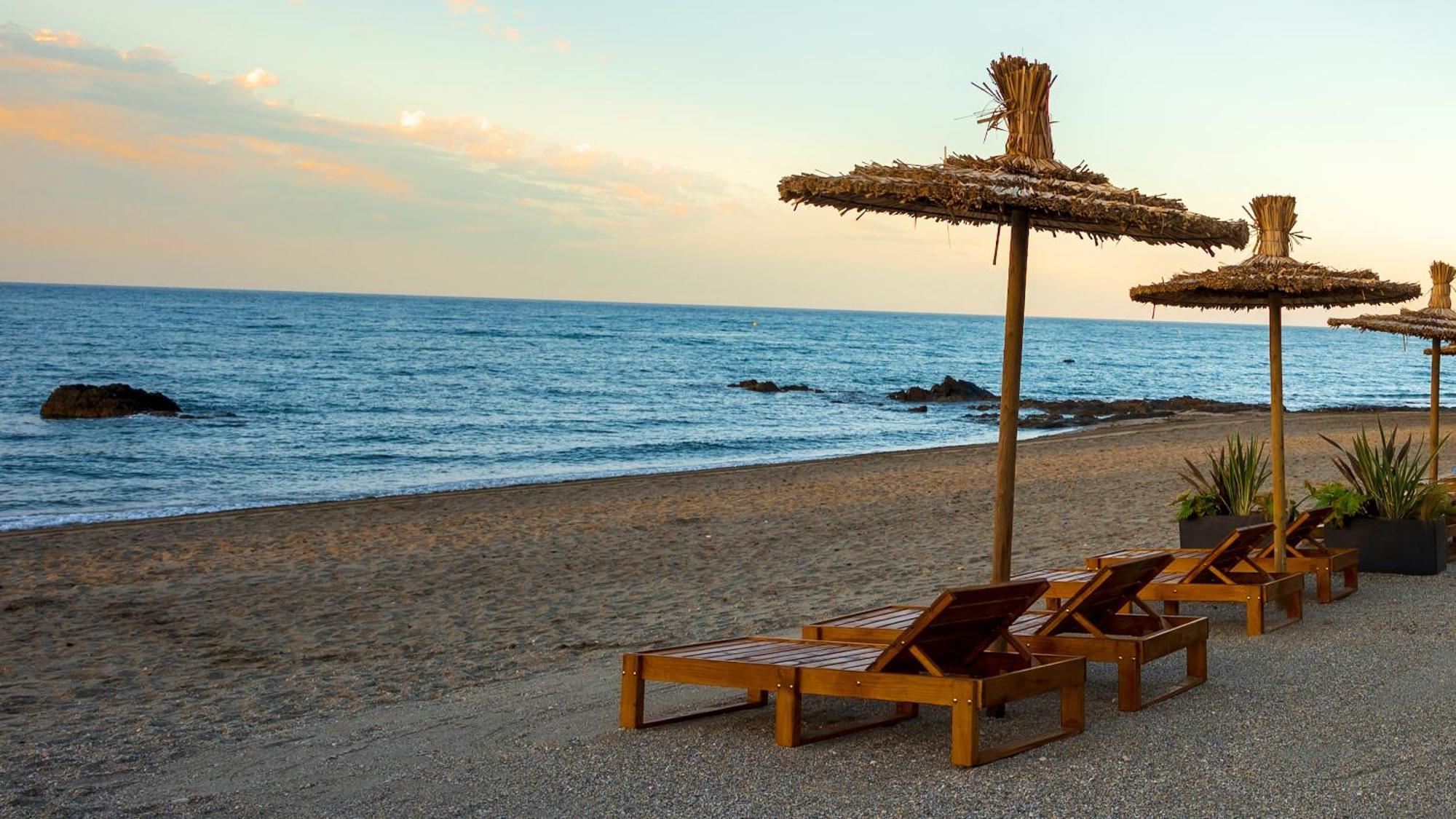 Newly Renovated 2 Bedroom Beachfront House Sitio de Calahonda Luaran gambar